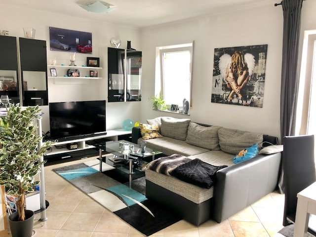 2 Etagen, Einbauk&uuml;che, Balkon, PKW-Stellplatz - was will man mehr ?